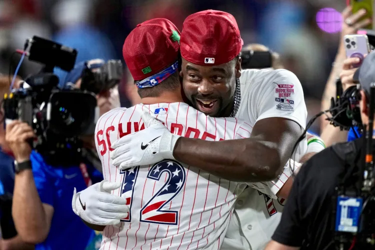 Walker edges Schwarber in HR Derby